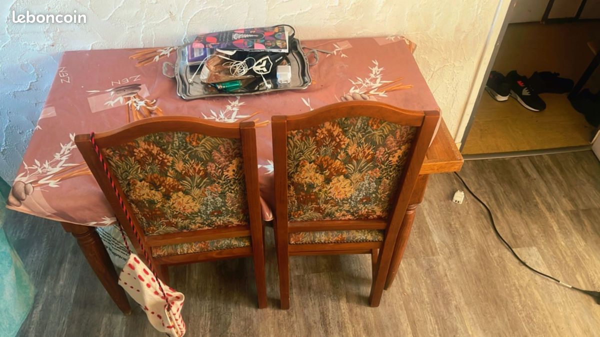 Table et 4 chaises (image 3)