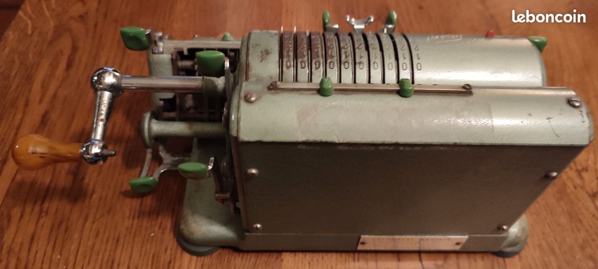 Calculatrice mécanique vintage vert foncé isolée sur fond blanc Photo Calculatrice mécanique vintage vert foncé isolée sur fond blanc Photo