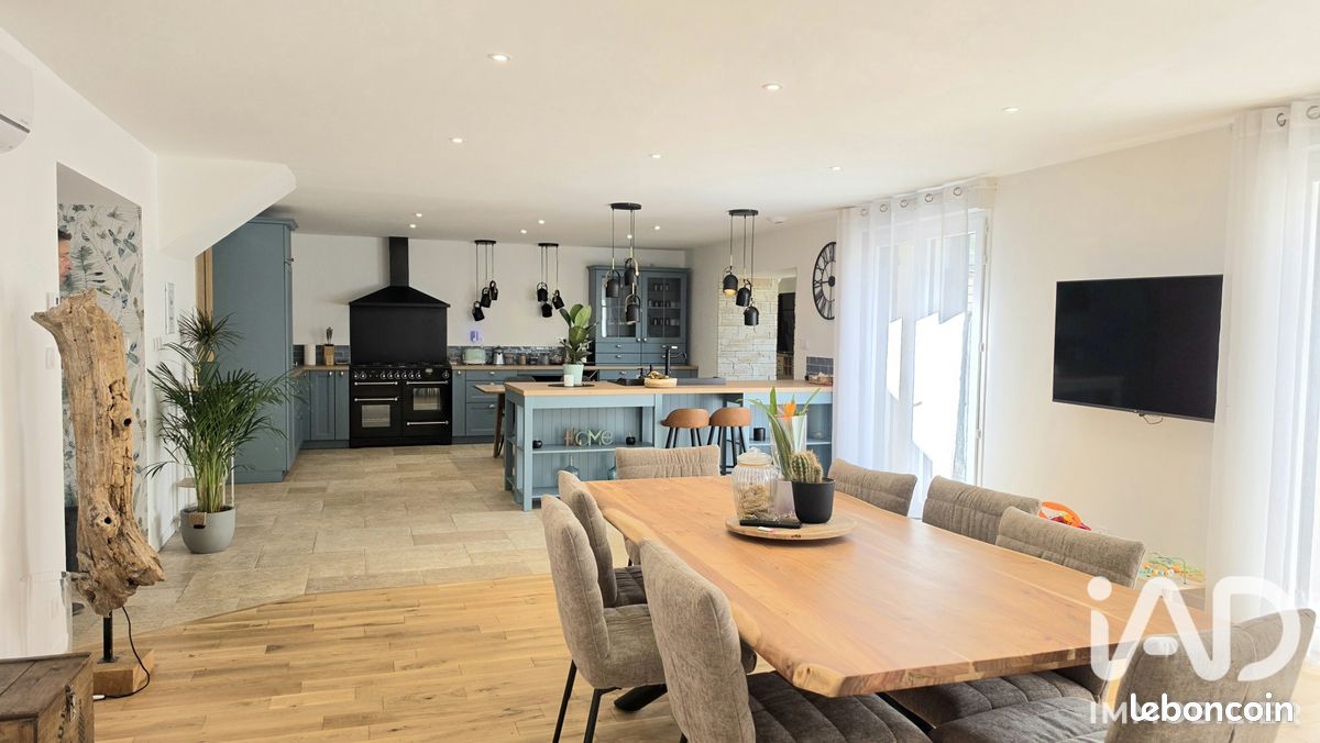 Maison 11 pièces 240 m² · à Saint-Martin-la-Pallu · 240 m² · 390 000 €