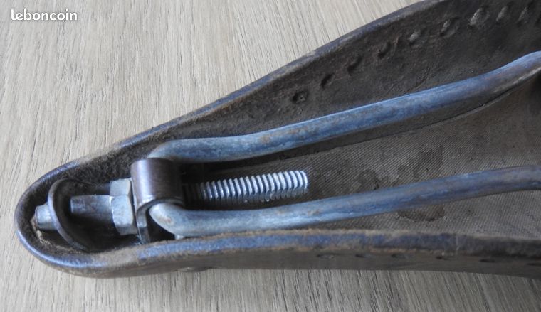 Selle Vélo Ancienne AIGLOR – Cuir Marron, Pièce Cycle Vintage, Bon état