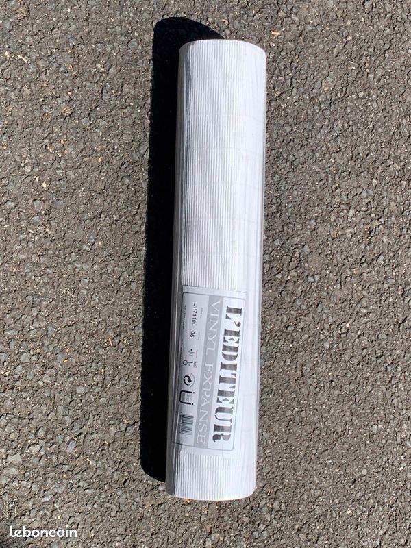 Un rouleau de papier peint blanc neuf (image 1)