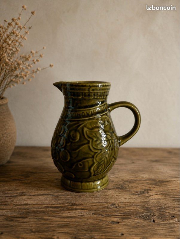 Pichet ancien en grès émaillé vert olive – L. Germany (image 1)