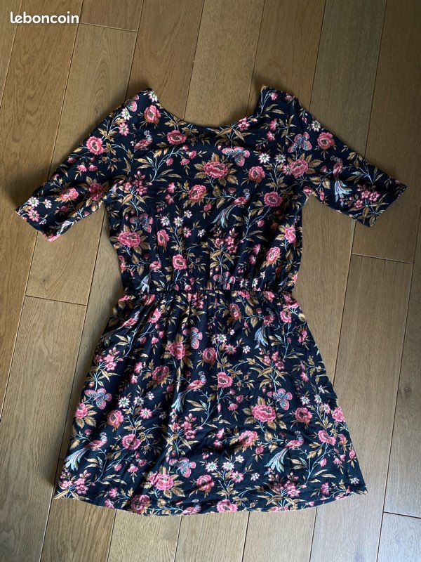 Robe noire à motifs fleuris dos nu (image 1)