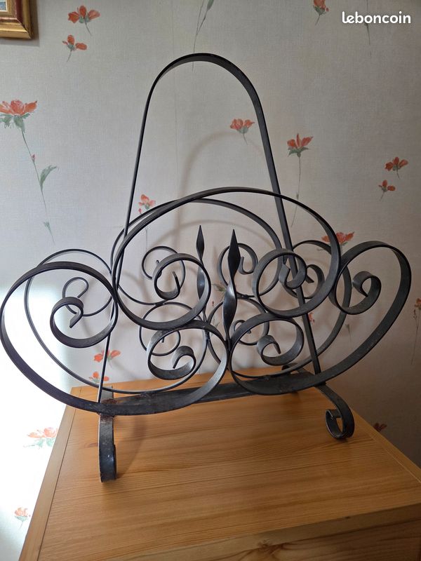 1 porte revue en fer forgé à volutes en métal ancien / vintage (image 1)