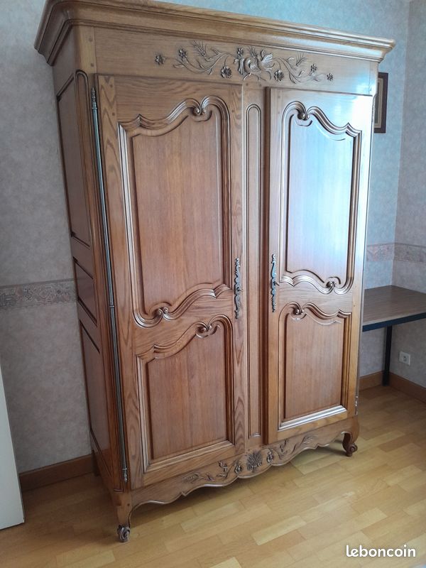 ARMOIRE ANCIENNE EN bois massif en bon état (étagères à l'interieur