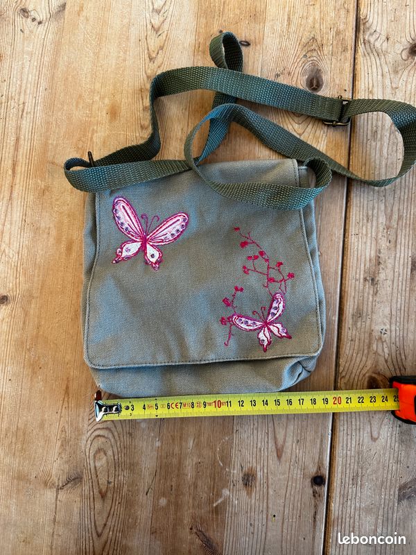 👜 Sac bandoulière toile kaki brodé papillons – Pratique & original (image 1)