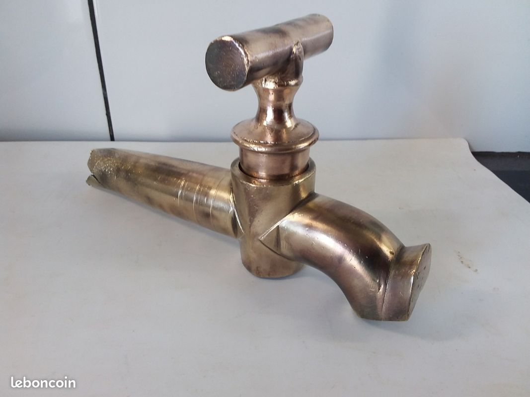 Ancien robinet en laiton vieilli ou bronze qui provient d'un fût , d'une barrique ou d'un tonneau en bois (image 2)