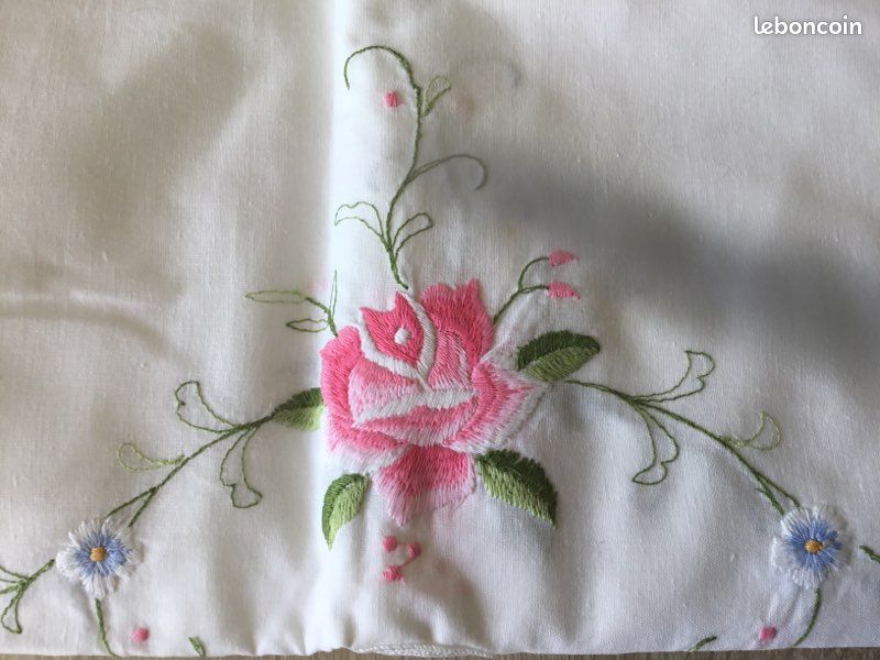 Nappe blanche brodée 250x170 + 12 serviettes (image 4)