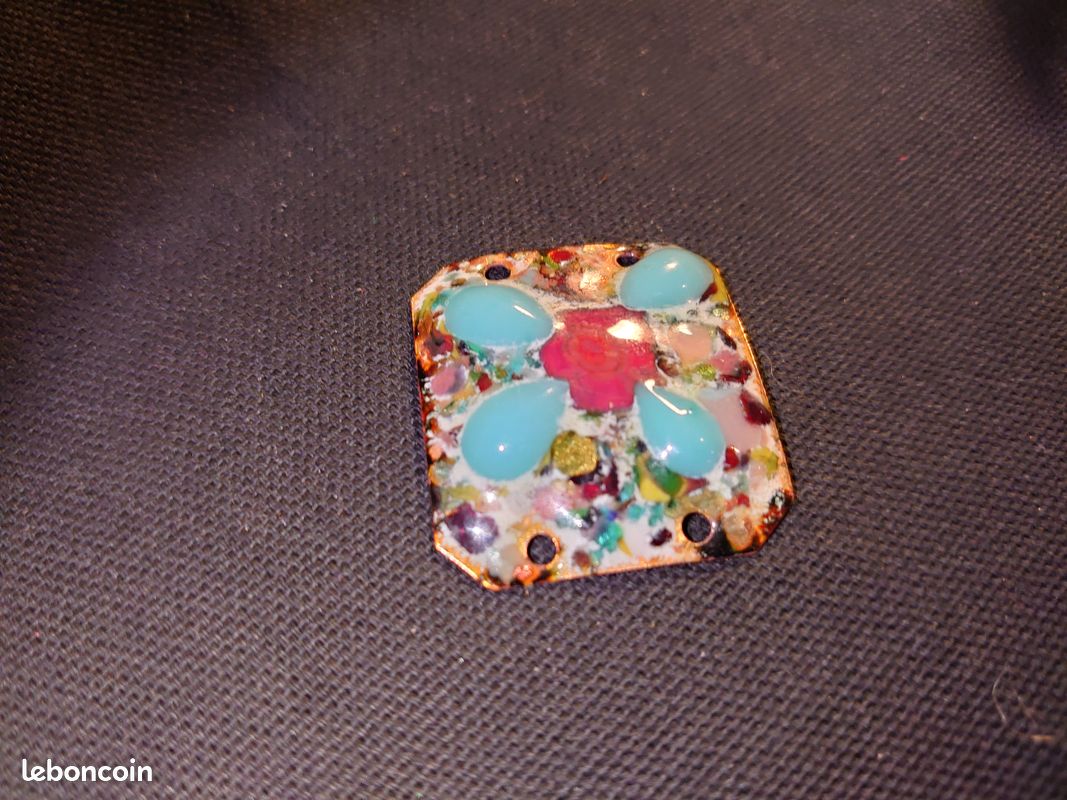 Pendentif Plaque en émail à accrocher avec des rubans élément pour bijou ou motif de fleur à Pétales bleus et centre rouge sur fond tâcheté multicolore Emaux sur métal Vintage (image 15)