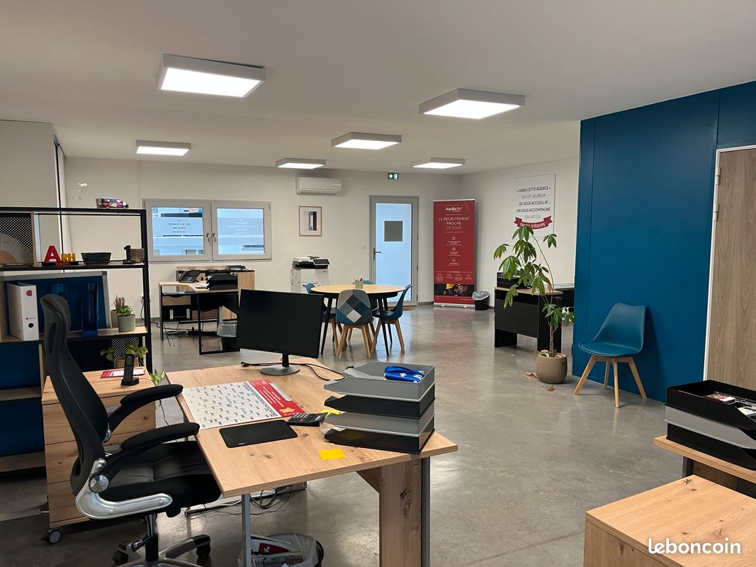 Local commercial 2 pièces 90 m² · à Saint-Paul-Trois-Châteaux · 90 m² · 890 €/mois