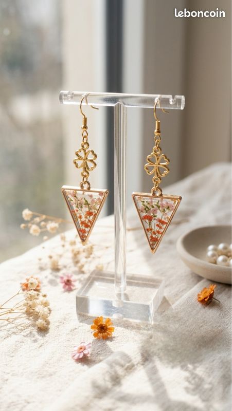 Boucles d'Oreilles Triangle en Résine et Fleurs Séchées - Finition Dorée - Bijou Floral Géométrique Fait Main - Style Bohème et Nature (image 1)