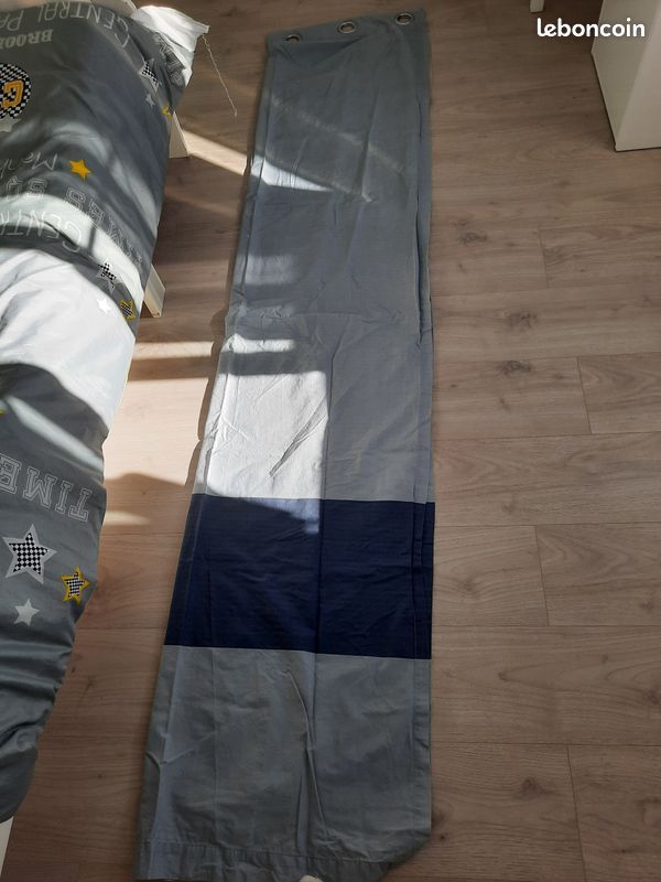 Rideau bleu chambre enfant (image 1)