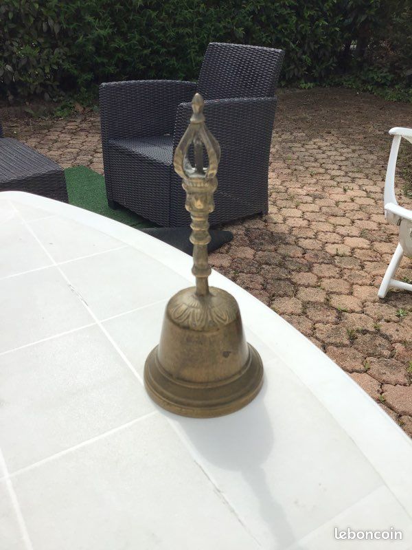 Cloche en bronze (image 1)