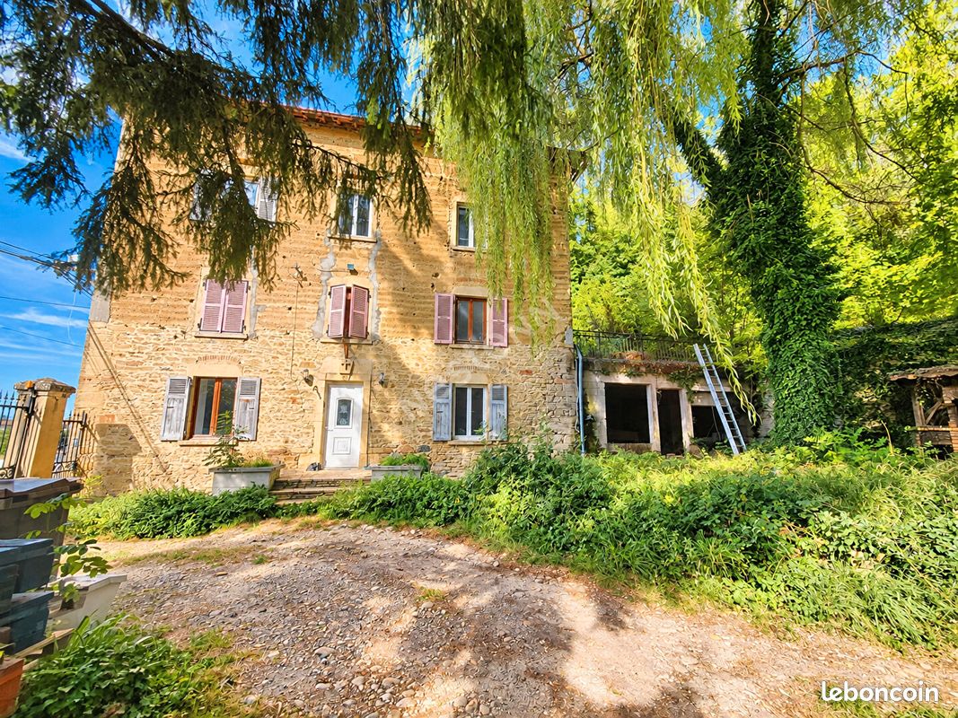 Maison 8 pièces 242 m² · à Charantonnay · 242 m² · 335 000 €