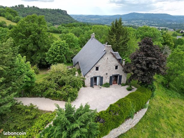 Cette maison de caractère en pierres et ardoises de 174m2, situé dans un environnement paisible, est idéal pour les amoureux de la nature. Vue dominante. Aucun travaux à prévoir