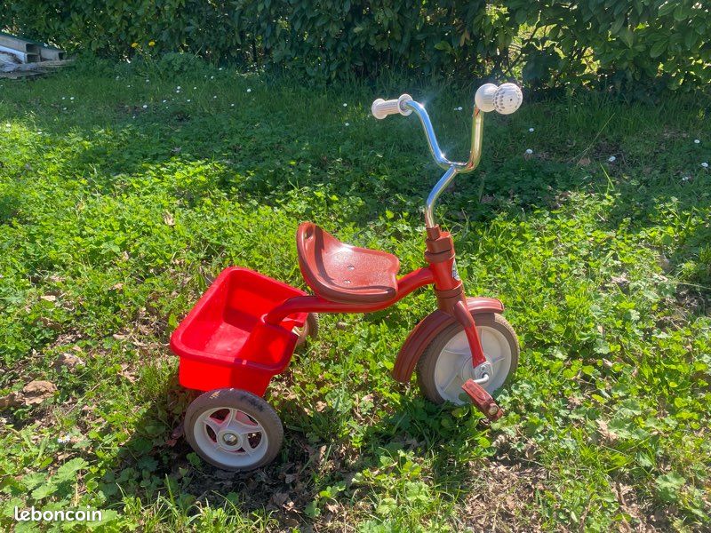 Vélo tricycle rouge (image 1)