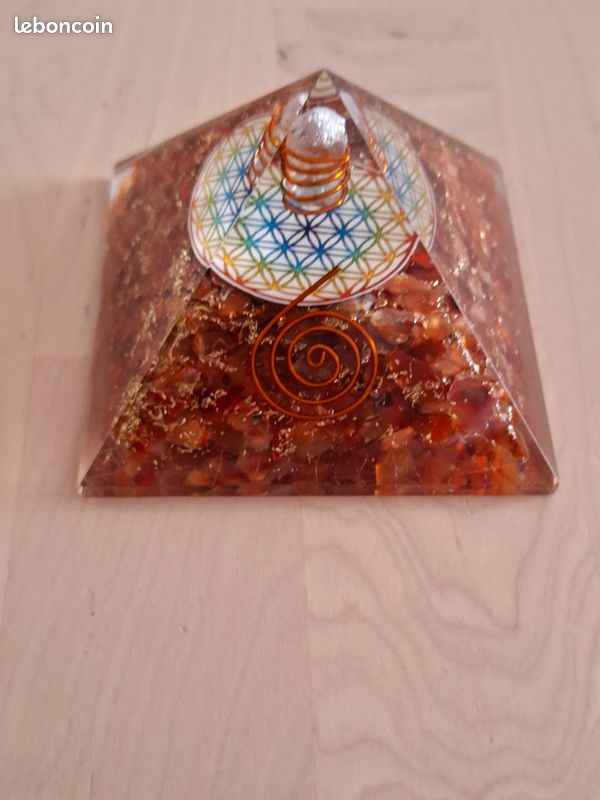 Vends orgonite d'ambre en pyramide (image 1)