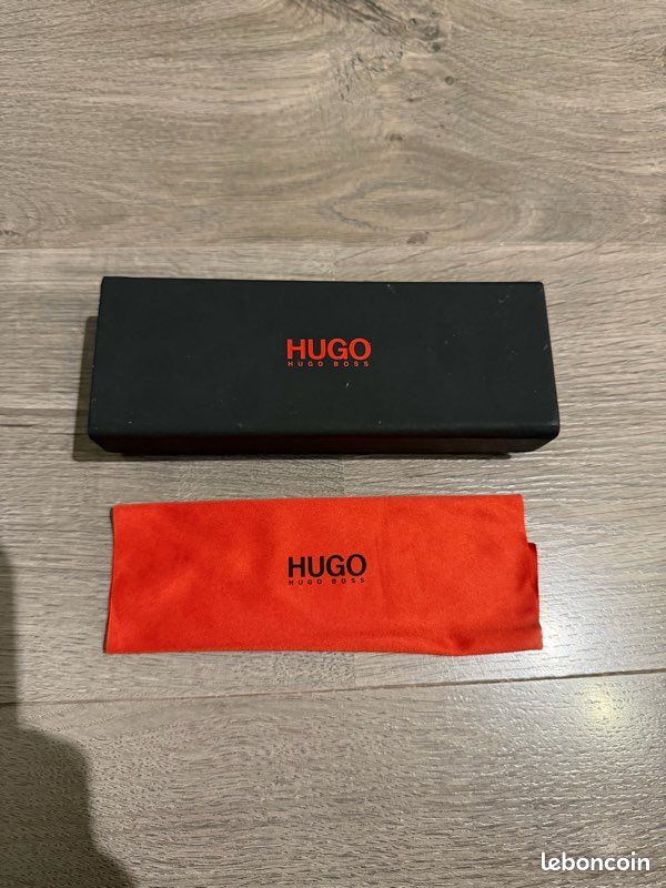 Carré De Poche Hugo Boss Rouge Et Noir - Neuf Avec étiquette