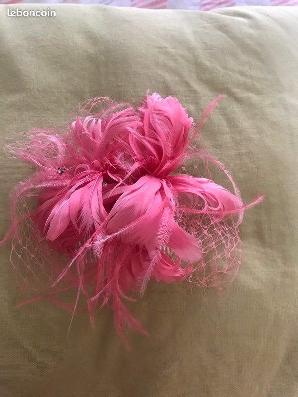 Barrette peigne fleur et plumes rose sombre (image 2)