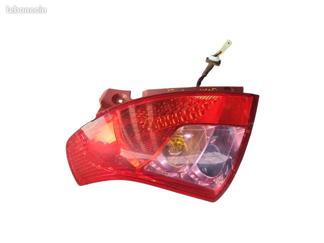 FEUX ARRIERE SUZUKI SWiFT EN BON ETAT MSA 95 (image 3)