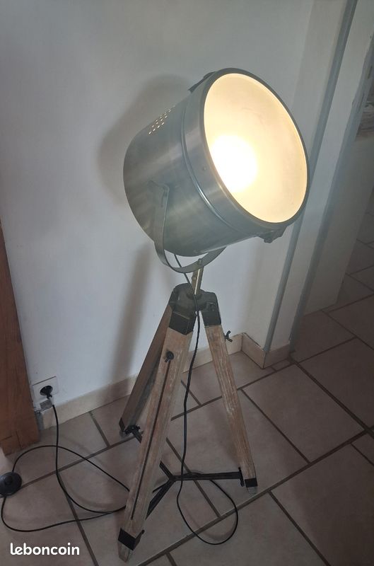 Lampe sur pied style industriel (image 2)