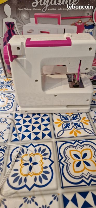 Atelier stylisme , machine à coudre (image 5)
