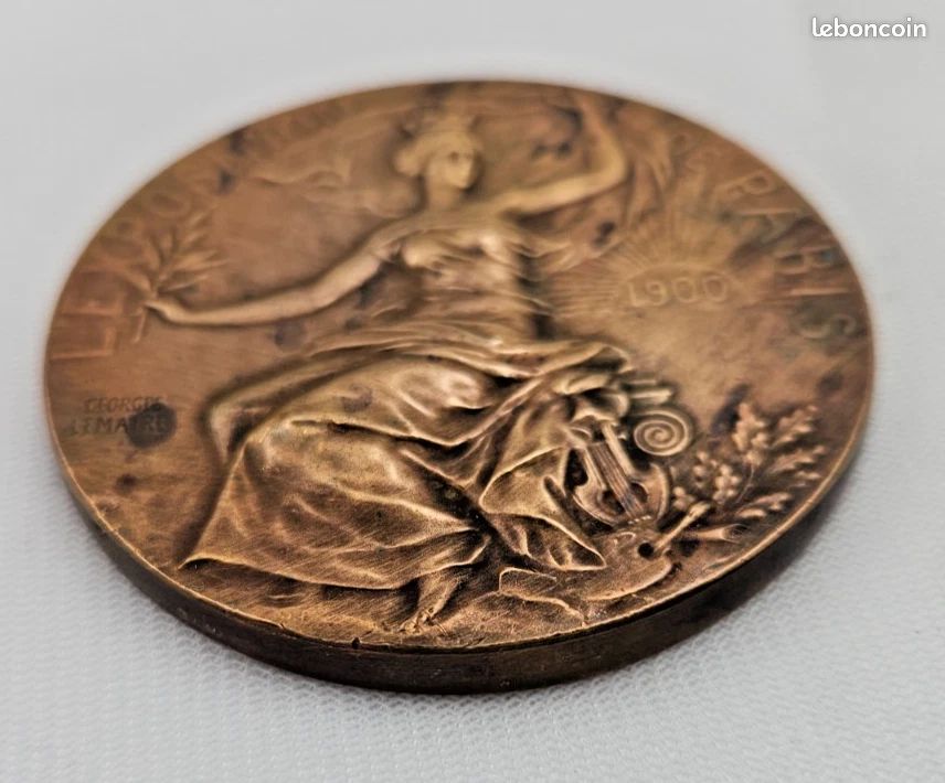 Médaille Souvenir En Bronze Des Jeux Olympiques De Paris 1900 - 38x32 Mm, 18.3g - Pièce De Collection