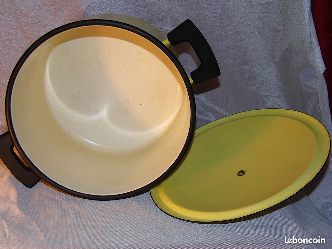 Casserole émaillée jaune années 50/60 état neuf - Arts de la table