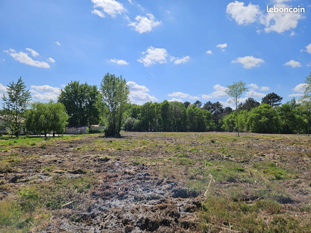 Terrain à bâtir de 650 m² à CADAUJAC (33) · 129 000 €
