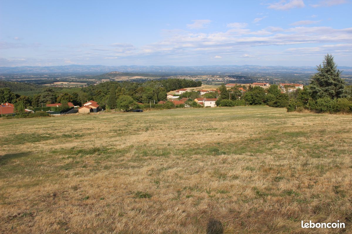 Beau terrain constructible à saisir · à Marcilly-le-Châtel · 67 000 €
