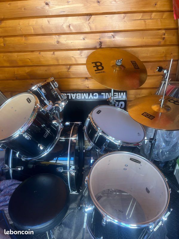 Batterie Tornado avec notice, baguettes et cymbales en plus (image 1)