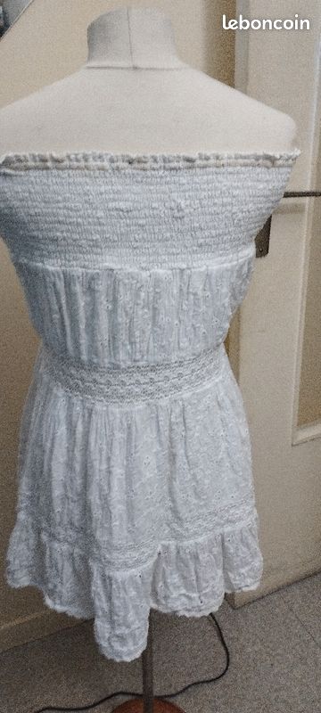 Robe blanche brodée décolleté (image 6)