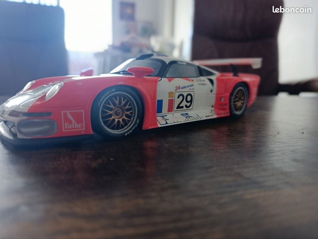 PORSCHE 911 GT1 d 1997 ROHR 1/18 UT Models 39724 voiture miniature de