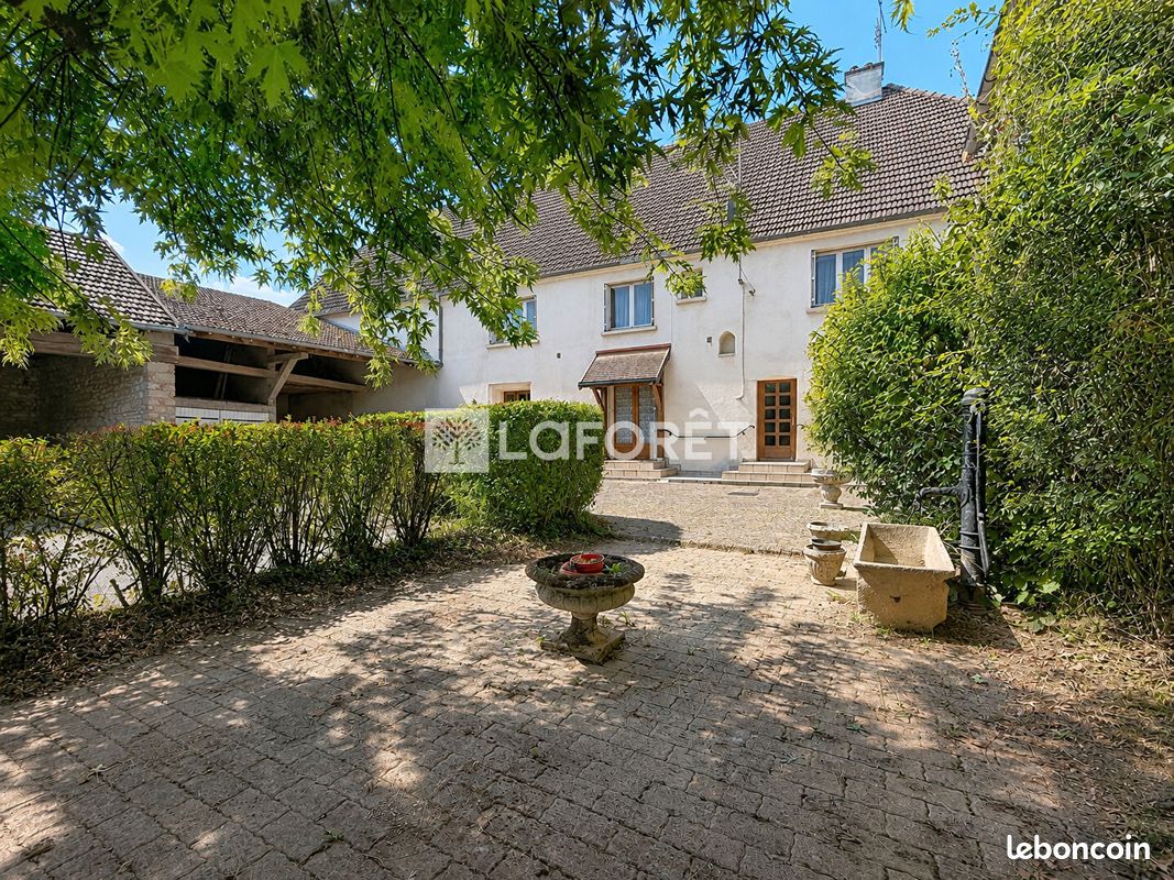 Maison 8 pièces 300 m² · à Velesmes-Échevanne · 300 m² · 154 800 €