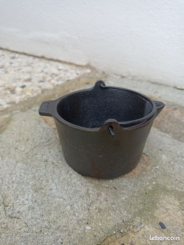 Un petit pot en fonte acier (image 1)