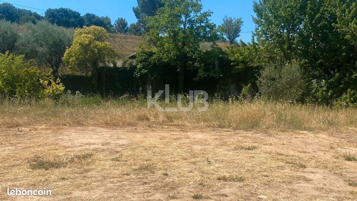 Terrain 300 m² · à Peyrolles-en-Provence · 300 m² · 197 000 €
