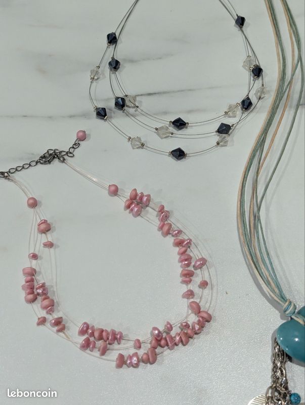 Lot De Colliers - Neufs Avec étiquettes - Divers Styles