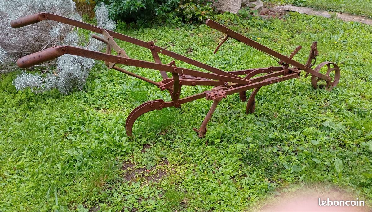 Charrue en fer forgé (image 1)