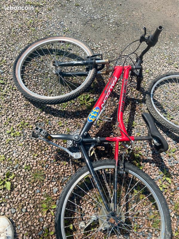 Vélo rouge (image 1)