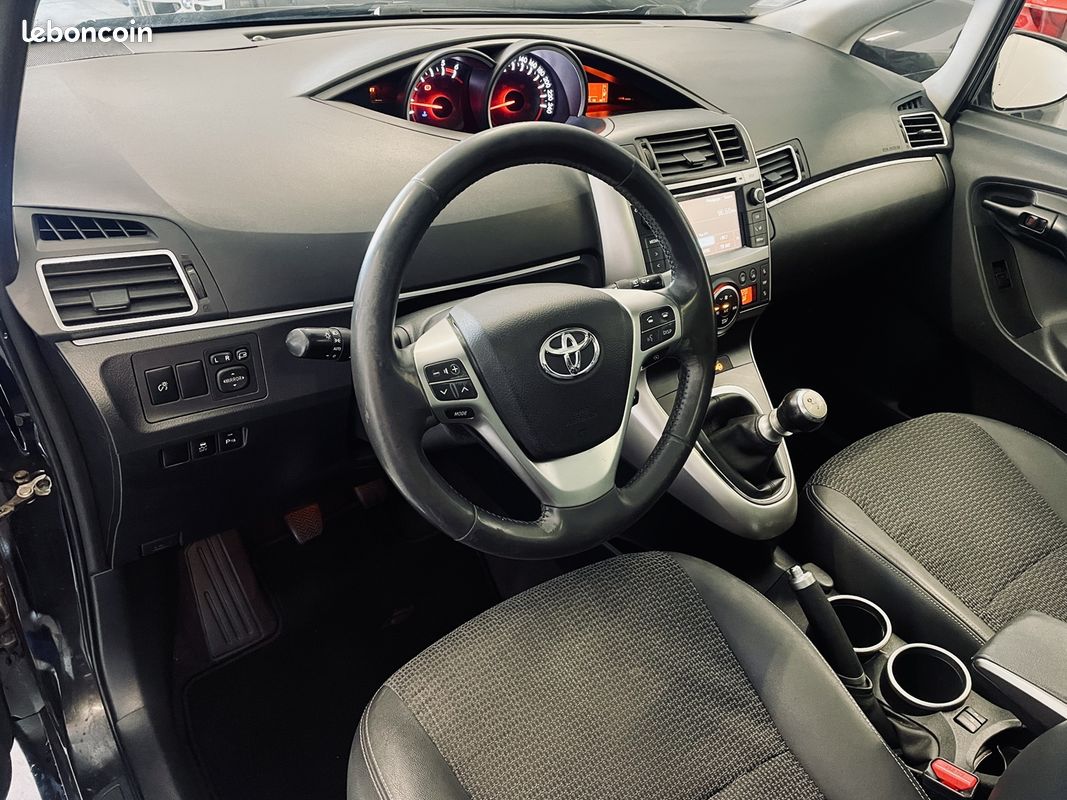 Toyota VERSO 124 D-4D SKYVIEW 5 PLACES (image 3)