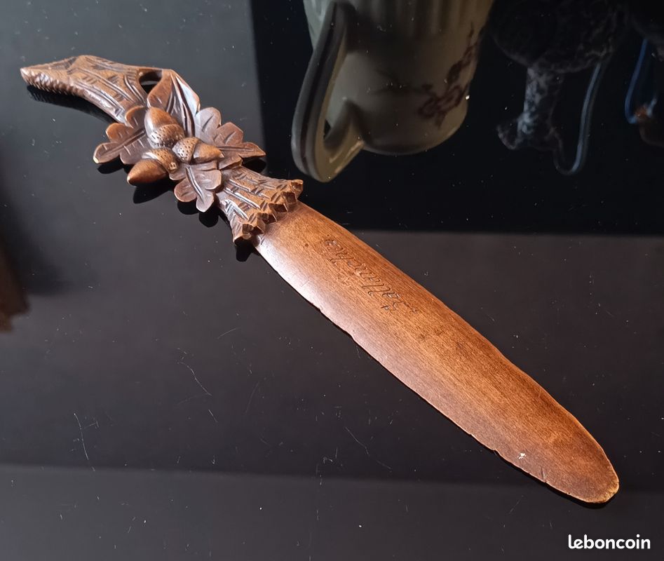 Ancien coupe-papier en bois sculpté, Souvenir de Sallanches (74) (image 1)