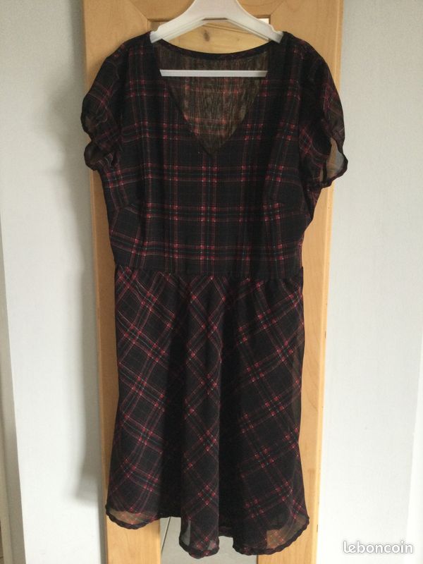 Robe fluide imprimée carreaux écossais sur fond noir (image 4)