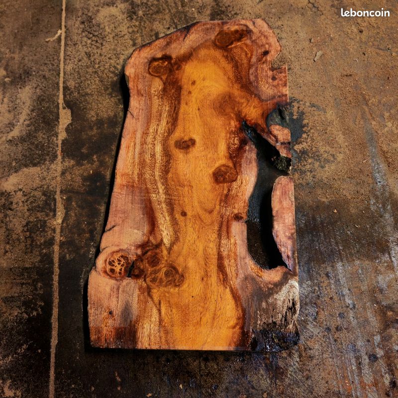 Plateau en Noyer – Pièce artisanale tournée à la main