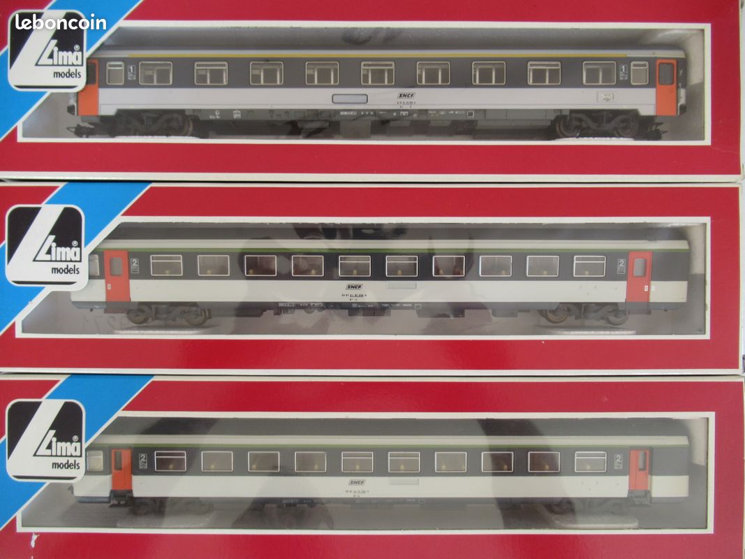 2 magnifiques voitures voyageurs Corail 1ere classe LIMA HO