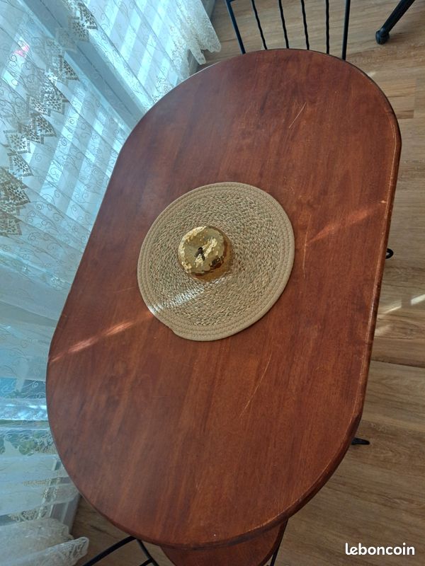Table et trois chaises (image 2)