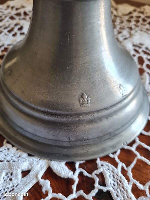 Lampe ancienne à pétrole en etain, fleurs de lys sur toute la Lampe,en parfait état (image 5)