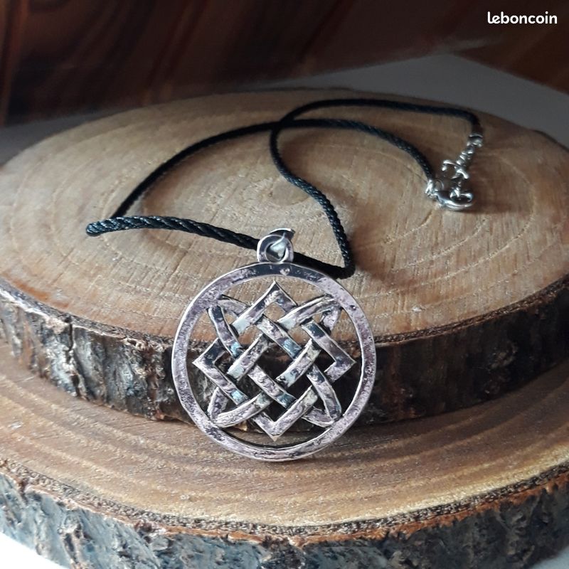 Collier noeud celtique et perle en pierre golstone Collier noeud celtique et perle en pierre golstone