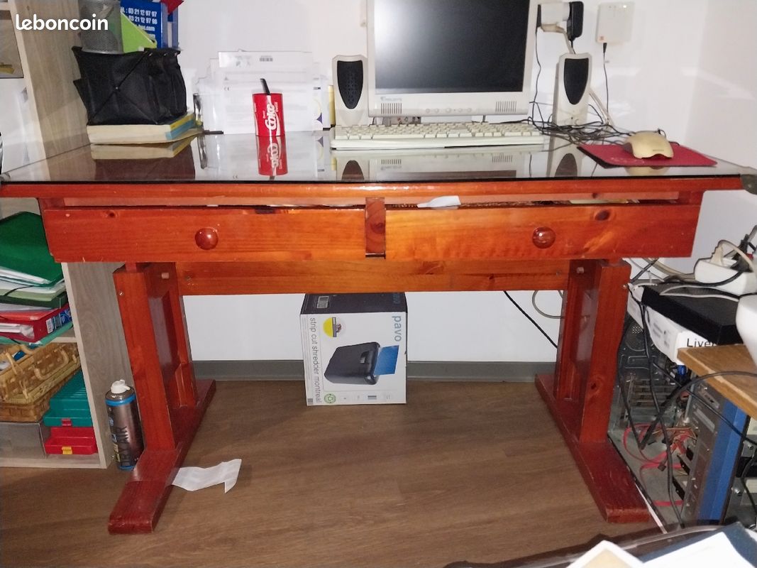 Bureau en bois avec plateau en verre (image 1)