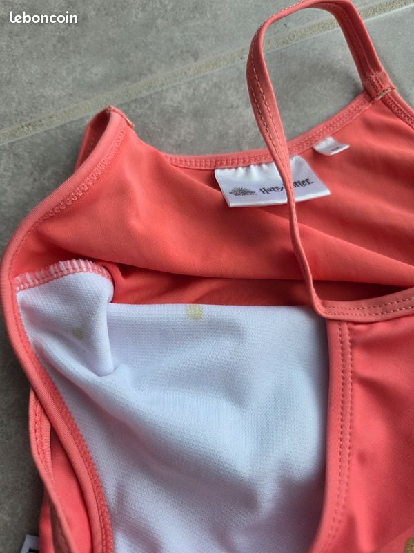 Maillot de bain 6ans
Harry potter 
L'élastique des bretelles commencent à s'user et petites tâches à l'intérieur, à cause de la crème solaire ou des produits mis dans la piscine. 
Peu encore servir (image 4)