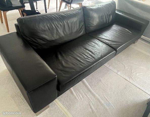 Deux canapés en cuir noir marque BoConcept (image 1)